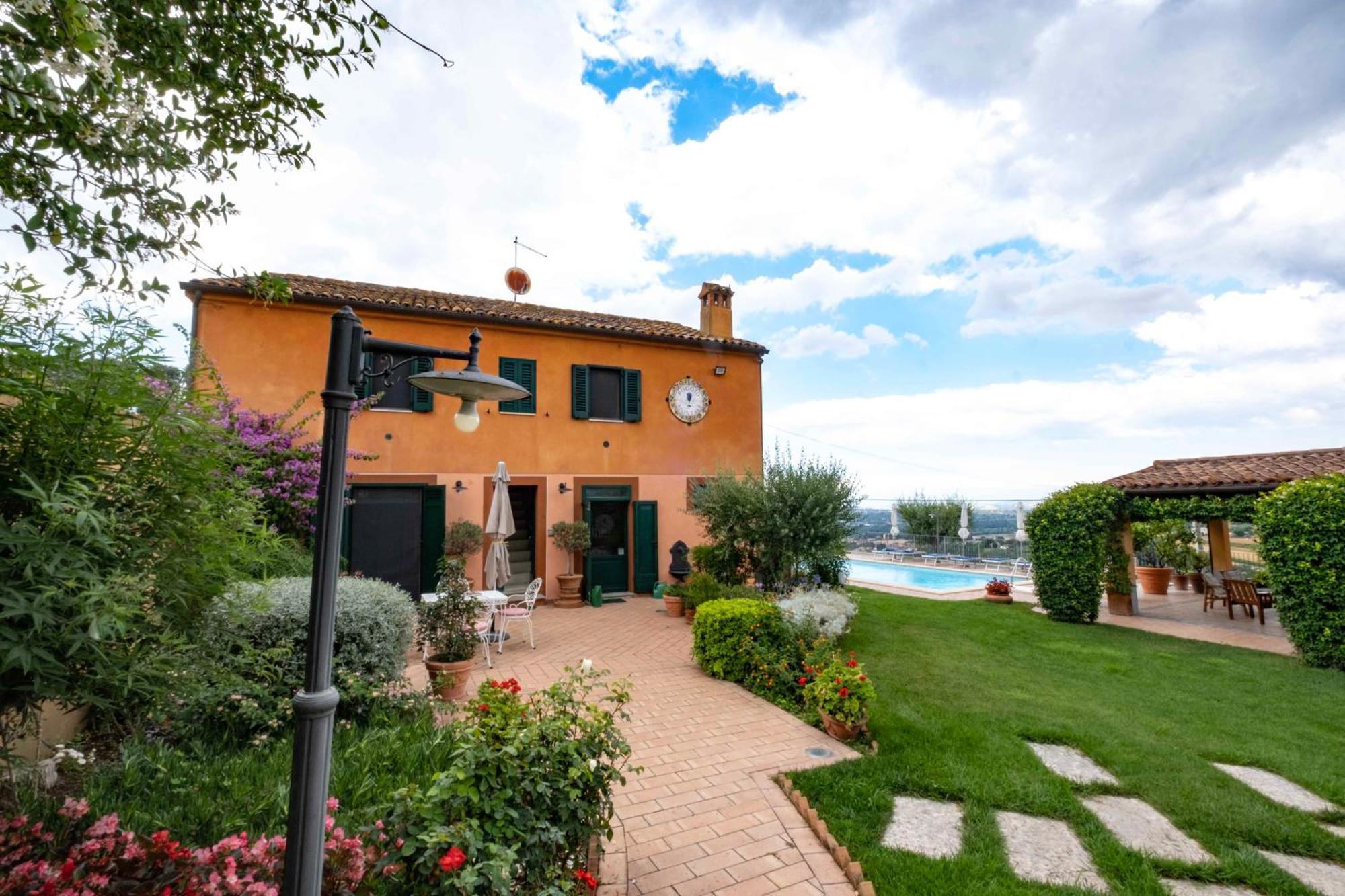 Вилла Poggio Montali Monte Roberto Экстерьер фото